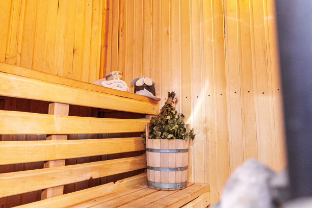 室内细节芬兰桑拿蒸汽房与传统桑拿配件盆桦木扫帚勺毡帽毛巾。传统的俄罗斯澡堂水疗概念。放松乡村乡村浴概念图片下载