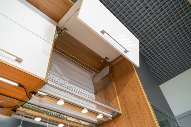 现代时尚的白色橱柜干燥盘子与门打开的特写。现代时尚的厨房图片下载