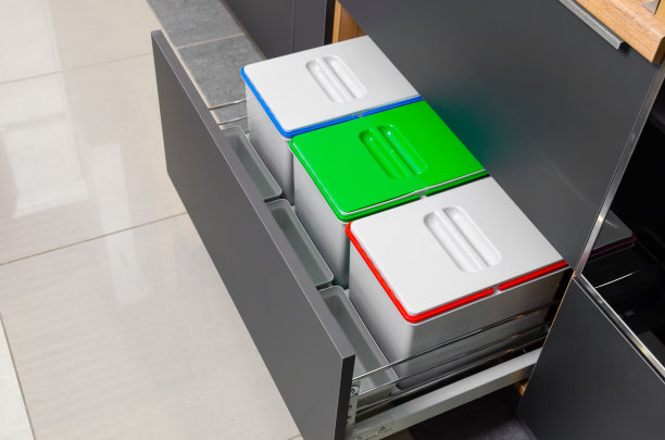 三个垃圾容器，用于厨房垃圾分类柜的特写。现代的漂亮的厨房。生态学和废物处理的概念。图片下载