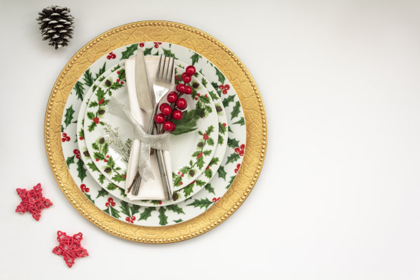 圣诞餐桌设置在白色的背景。顶部视图与复制空间图片下载