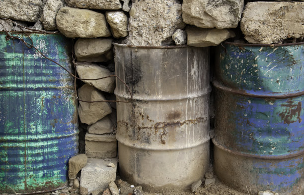 生锈的工业鼓图片下载