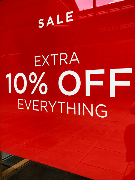 商店橱窗里的销售标志图片下载