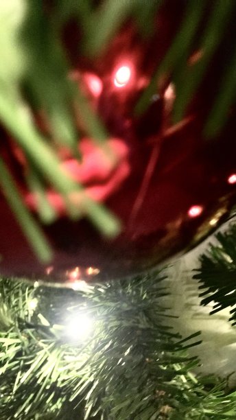 红色圣诞树灯泡图片下载