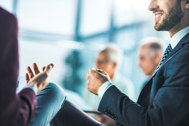 商业伙伴讨论工作问题的背景图片图片下载