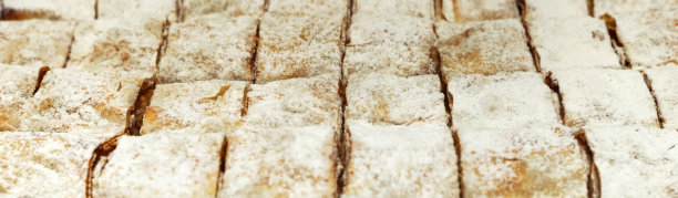 苹果馅饼。薄皮苹果卷。 苹果脆饼 还有糕点店里的糖粉。 传统的维也纳糕点。 酥皮水果甜点。食品的背景。 长标题格式。 侧视图图片下载