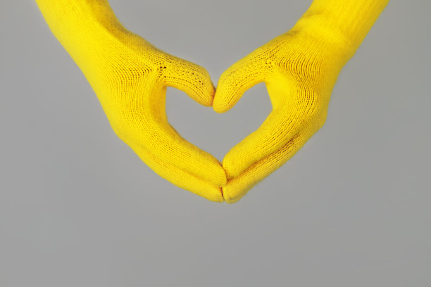 手在冬天手套做心图片下载