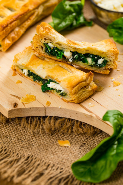 菠菜和乳清干酪的酥皮图片下载