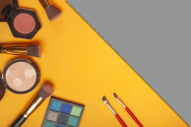 一套装饰化妆品在黄色的背景。构成的概念。复制空间图像的文本图片下载