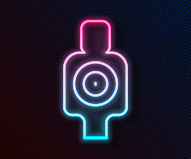 发光的霓虹灯线人体目标射击图标隔离在黑色背景。干净的目标与数字射击场或射击。向量图片下载