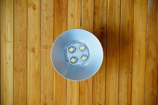 木质天花板下的灯图片下载