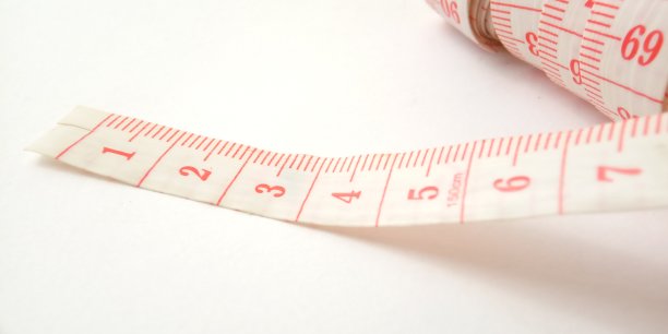 概念宏，控制某物的插图，白色背景的粉红色塑料裁缝米图片下载