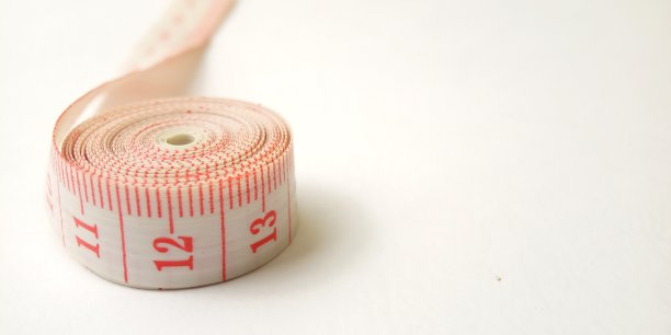 概念宏，控制某物的插图，白色背景的粉红色塑料裁缝米图片下载