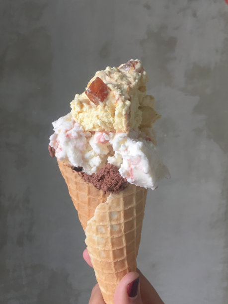 拿着苹果派冰淇淋图片下载