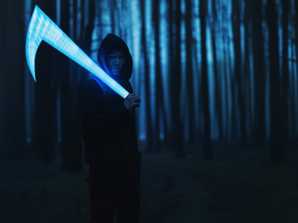 照片艺术，一个男人在黑暗的迷雾森林里拿着一把发光的镰刀或剑。幽灵猎人图片下载