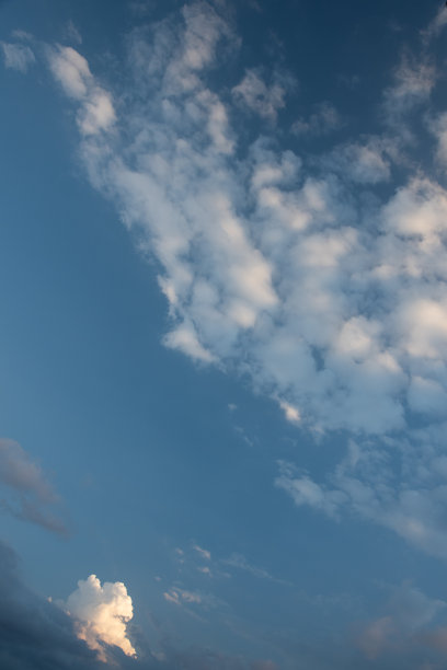 美丽的天空背景： 戏剧性的蓝天白云图片下载