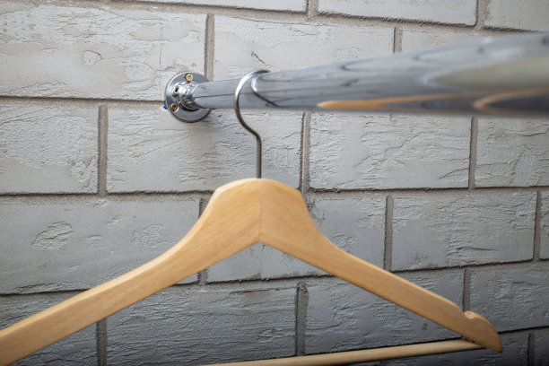 木制衣架，在一个空衣柜的铬衣架上，前面和背景模糊的散景效果图片下载