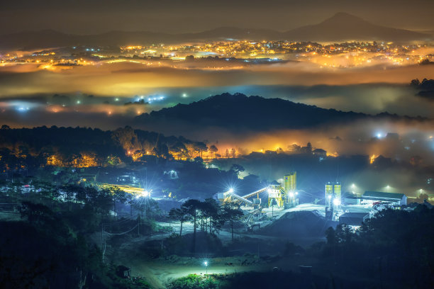 多雾的早晨图片下载