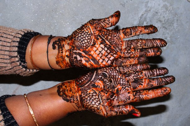 婚礼上女士们手里的曼海迪。设计指甲花的质感图片下载