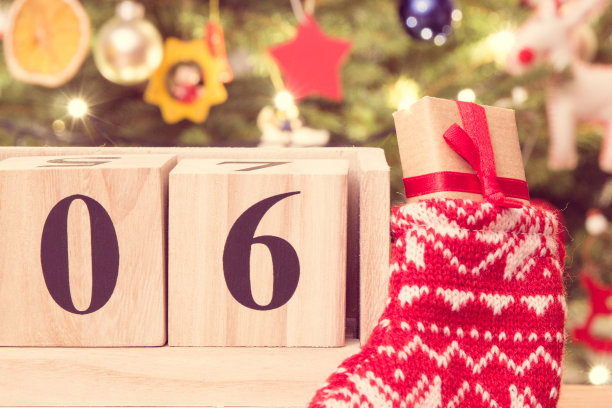 复古照片，日历上的日期12月6日，礼物在袜子和装饰圣诞树图片下载