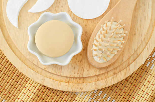 肥皂条(实心洗发水)和木制按摩发刷。生态友好的化妆品。天然美容护理，护肤零浪费理念。俯视图，复制空间。图片下载