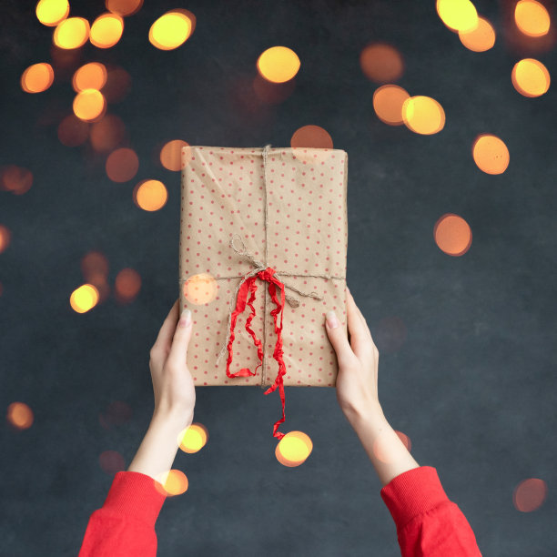 女人手里拿着一份用散糕做的礼物图片下载