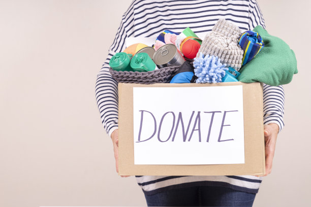 义工拿著动物食物、宠物用品及动物收容所用品的捐款箱图片下载