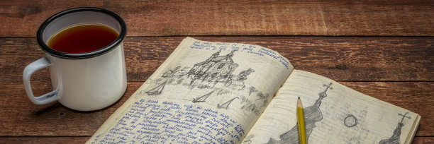 质朴的野餐桌上放着一本古老的日记图片下载