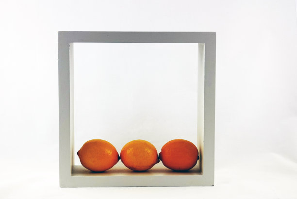 三个柠檬在一个白色方块里图片下载