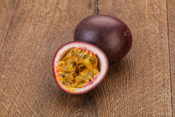 热带百香果:新鲜，香甜，成熟图片下载