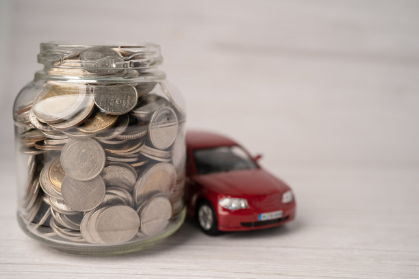 玻璃罐中装有硬币的汽车;汽车贷款，金融，储蓄，银行，保险和租赁的时间概念。图片下载