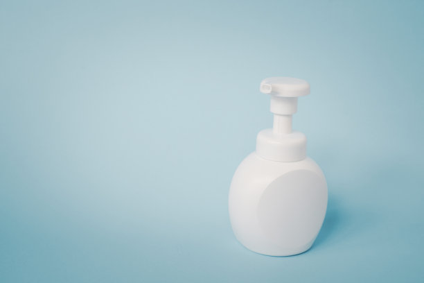 蓝色背景上的白色泵瓶图片下载