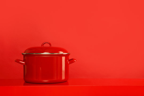 红色的烹饪锅，红色的背景，有空间复制图片下载