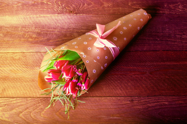 牛皮纸包的郁金香花束图片下载