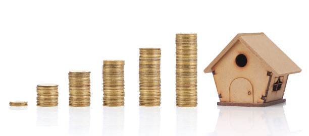 储蓄。投资概念与硬币和木屋。图片下载