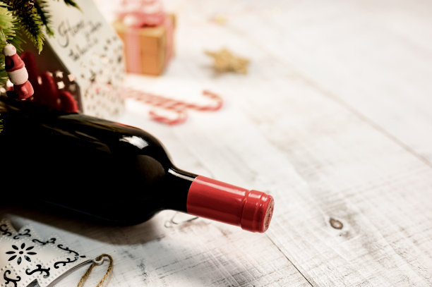 白色背景的红酒，圣诞和新年派对。寒假庆祝活动。图片下载