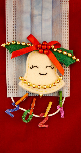 2021年，带着医用口罩和圣诞钟声新年快乐图片下载