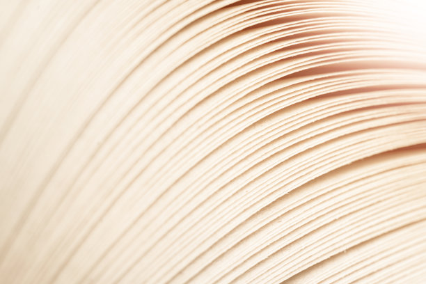 打开书的微距镜头。教育和学习理念。打开书页的特写。书籍页面的宏观视图。打开的纸书页的边缘特写图片下载