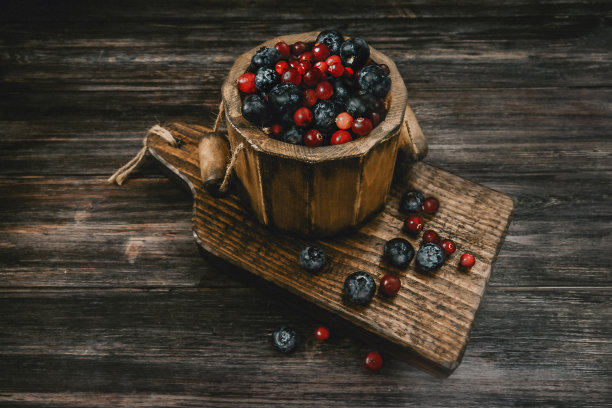 野莓装在木桶里图片下载