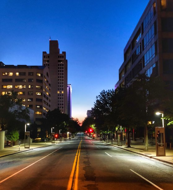 黎明时分的小石城闹市区图片下载
