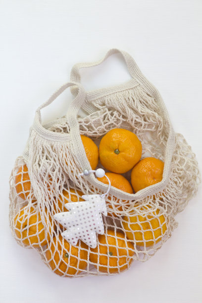 橘子绳袋和圣诞树装饰图片下载