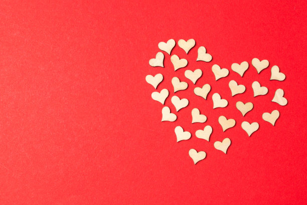 俯视图心形形状的小木心在彩色的背景。爱的概念。情人节图片下载