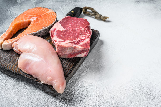 一套生肉牛排三文鱼，牛肉和鸡肉。白色背景。前视图。本空间图片下载