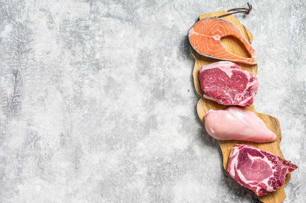 混合肉类生牛排，三文鱼，牛肉，猪肉和鸡肉。灰色的背景。前视图。本空间图片下载