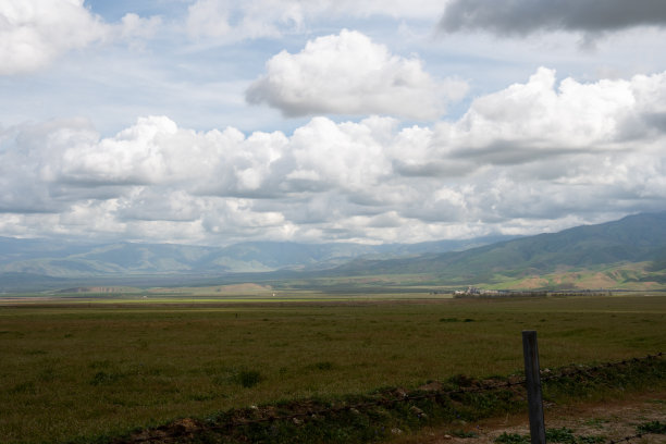 美丽的云景在绿色的田野图片下载