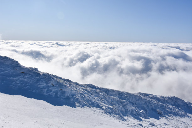 冬天的山。雪峰高过云霄图片下载