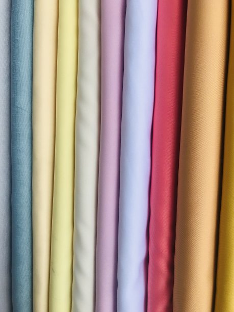 成堆的各种颜色的布图片下载