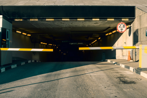 进入城市地下停车场图片下载
