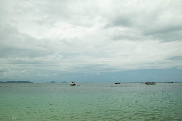 海景景观，多云的天空图片下载