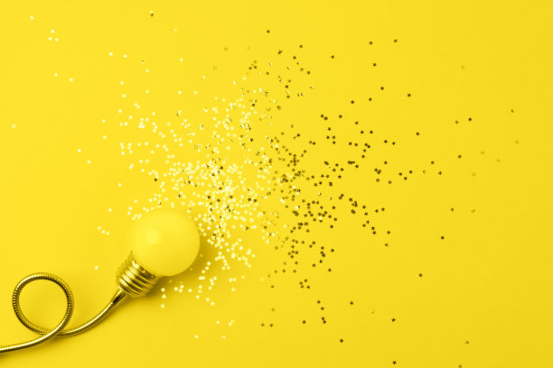 灰色背景上的一盏黄色装饰灯。图片下载