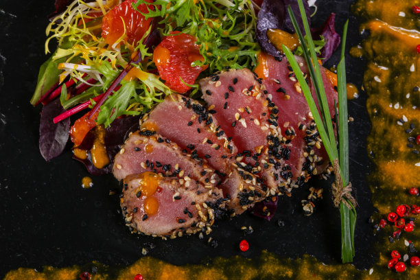 金枪鱼片配酱汁图片下载